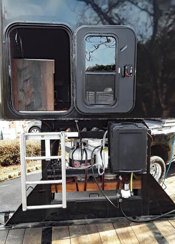 Hot shot sleeper cab entrance